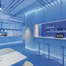 Interiorismo en heladerías: innovación, funcionalidad y mesas de acero inoxidable en espacios gastronómicos
