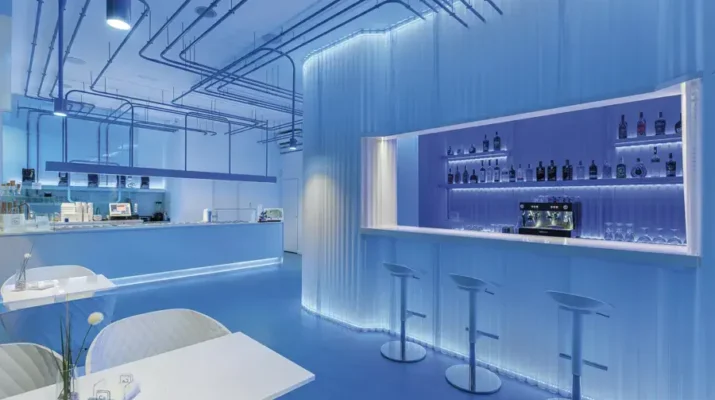 Interiorismo en heladerías: innovación, funcionalidad y mesas de acero inoxidable en espacios gastronómicos