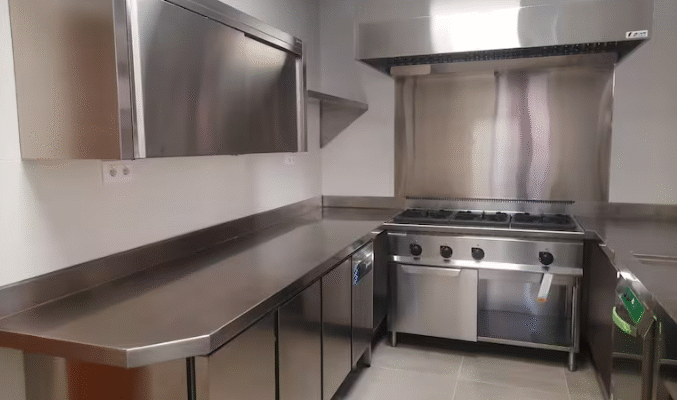 El comedor municipal de San Esteban de Litera estrena cocina al iniciar el curso escolar