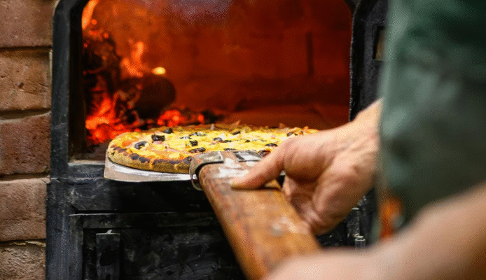 ¿Qué mesa de acero inoxidable me recomiendas para una pizzería pequeña?