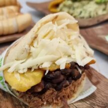 Renacer gastronómico en El Zapillo: el retorno del sabor tras un incendio que no detuvo la pasión. Un resurgir que fortalece la identidad de un barrio.