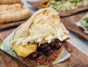 Renacer gastronómico en El Zapillo: el retorno del sabor tras un incendio que no detuvo la pasión. Un resurgir que fortalece la identidad de un barrio.