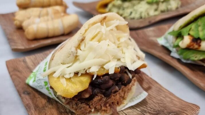 Renacer gastronómico en El Zapillo: el retorno del sabor tras un incendio que no detuvo la pasión. Un resurgir que fortalece la identidad de un barrio.