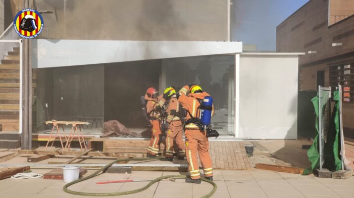 Incendio en un local en obras del centro comercial Bonaire: reflexión sobre seguridad y prevención. Una mañana de tensión