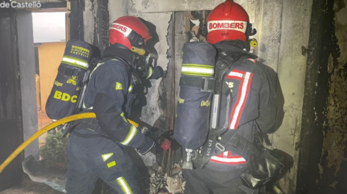 Bomberos actúan rápidamente tras incendio en un hostal de Vinaròs, Castellón