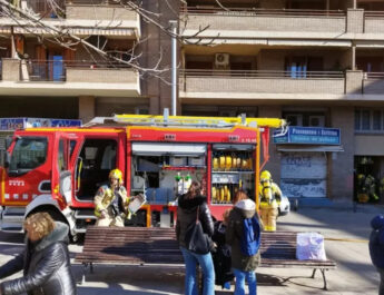 Rápida actuación de los Bomberos ante un aviso de fuego en la plaza de l’Escorxador