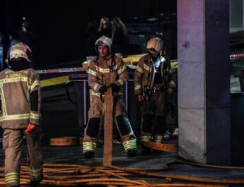 Clausurada una hamburguesería por dos incendios casi consecutivos en A Coruña. Actuación inmediata de los Bomberos tras un incendio nocturno.