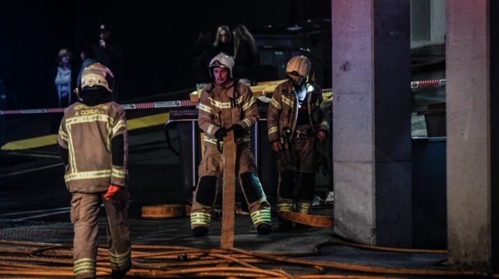 Clausurada una hamburguesería por dos incendios casi consecutivos en A Coruña. Actuación inmediata de los Bomberos tras un incendio nocturno.