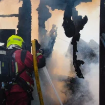 Devastador incendio arrasa el chiringuito El Bárbaro en Nuevo Portil y deja pérdidas totales. Un suceso impactante