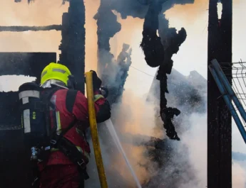 Devastador incendio arrasa el chiringuito El Bárbaro en Nuevo Portil y deja pérdidas totales. Un suceso impactante