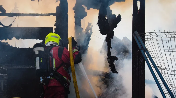Devastador incendio arrasa el chiringuito El Bárbaro en Nuevo Portil y deja pérdidas totales. Un suceso impactante