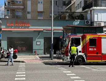 Incendio en restaurante de Los Remedios genera alarma y reabre el debate sobre la seguridad en cocinas profesionales. Intervención rápida de los bomberos