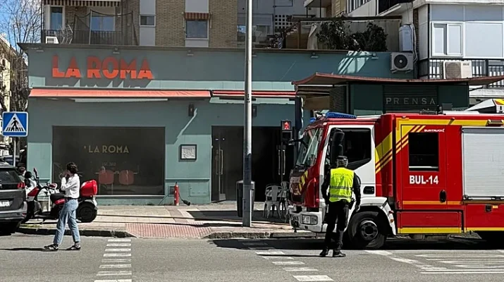 Incendio en restaurante de Los Remedios genera alarma y reabre el debate sobre la seguridad en cocinas profesionales. Intervención rápida de los bomberos