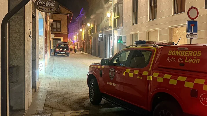 Incendio en restaurante de León: rápida actuación evita daños mayores en el centro urbano. Un suceso que activó todas las alarmas
