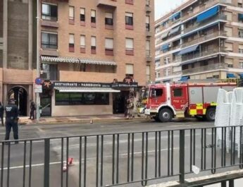 Incendio en restaurante del Infante Juan Manuel de Murcia provoca desalojos urgentes y alarma vecinal. Un fuego inesperado