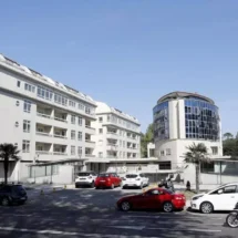 Dos heridos y un edificio desalojado tras un incendio en un piso turístico de Samil. Intervención urgente tras un incendio en la avenida de Samil.