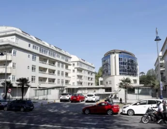 Dos heridos y un edificio desalojado tras un incendio en un piso turístico de Samil. Intervención urgente tras un incendio en la avenida de Samil.