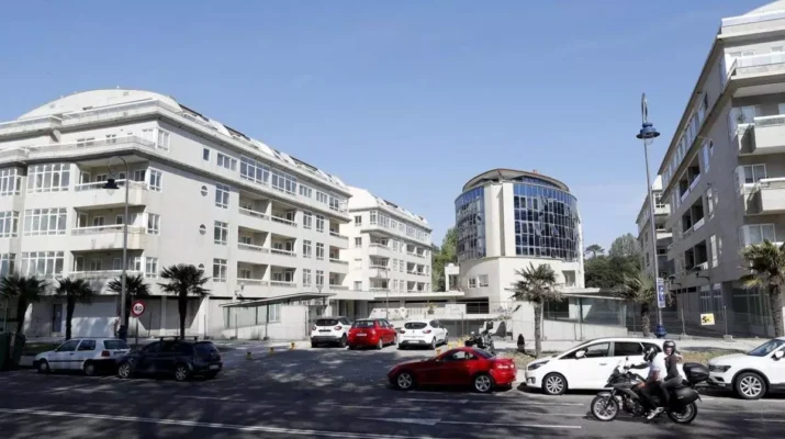 Dos heridos y un edificio desalojado tras un incendio en un piso turístico de Samil. Intervención urgente tras un incendio en la avenida de Samil.