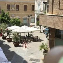 Incendio en un restaurante de sushi en Huelva deja dos intoxicados por humo tras originarse un fuego en la cocina. El incendio registrado en
