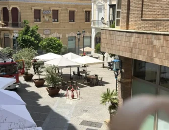 Incendio en un restaurante de sushi en Huelva deja dos intoxicados por humo tras originarse un fuego en la cocina. El incendio registrado en