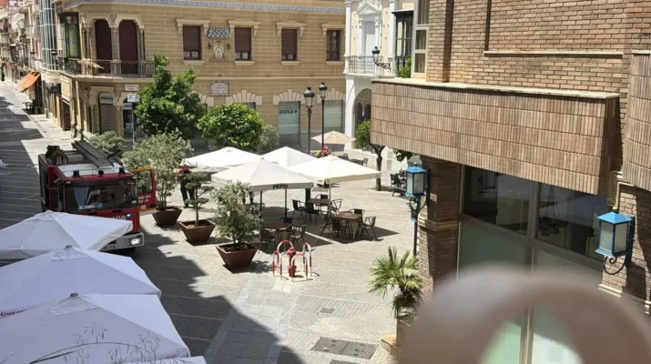 Incendio en un restaurante de sushi en Huelva deja dos intoxicados por humo tras originarse un fuego en la cocina. El incendio registrado en