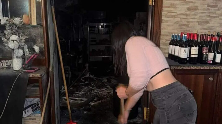 Un incendio destruye una tapería en Ponte Caldelas a las puertas de la Festa da Troita. La rápida propagación
