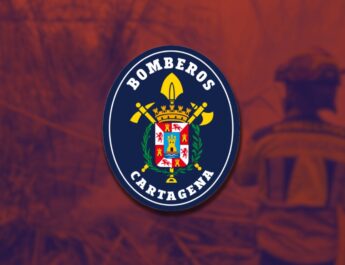 Espectacular incendio en un restaurante de La Manga moviliza a decenas de efectivos de emergencia. Las llamas y la enorme columna de humo