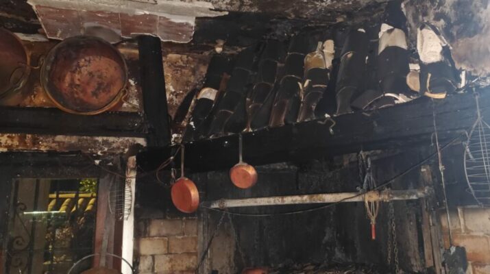 Incendio devastador obliga al cierre temporal de un histórico restaurante en Mijas. Un suceso que sacude a la hostelería local.