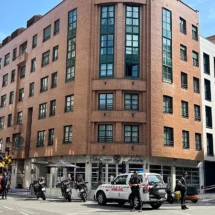 Incendio en un hotel de Gijón provoca alarma en pleno centro de la ciudad. Un fuego originado en una cocina hotelera movilizó