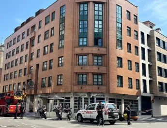 Incendio en un hotel de Gijón provoca alarma en pleno centro de la ciudad. Un fuego originado en una cocina hotelera movilizó