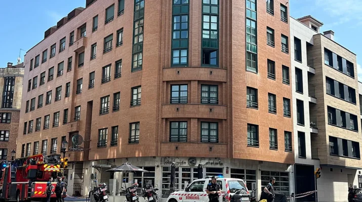 Incendio en un hotel de Gijón provoca alarma en pleno centro de la ciudad. Un fuego originado en una cocina hotelera movilizó