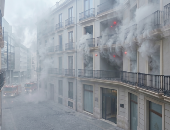 Un incendio en un establecimiento hotelero de Málaga obliga a evacuar a más de un centenar de personas. La rápida propagación